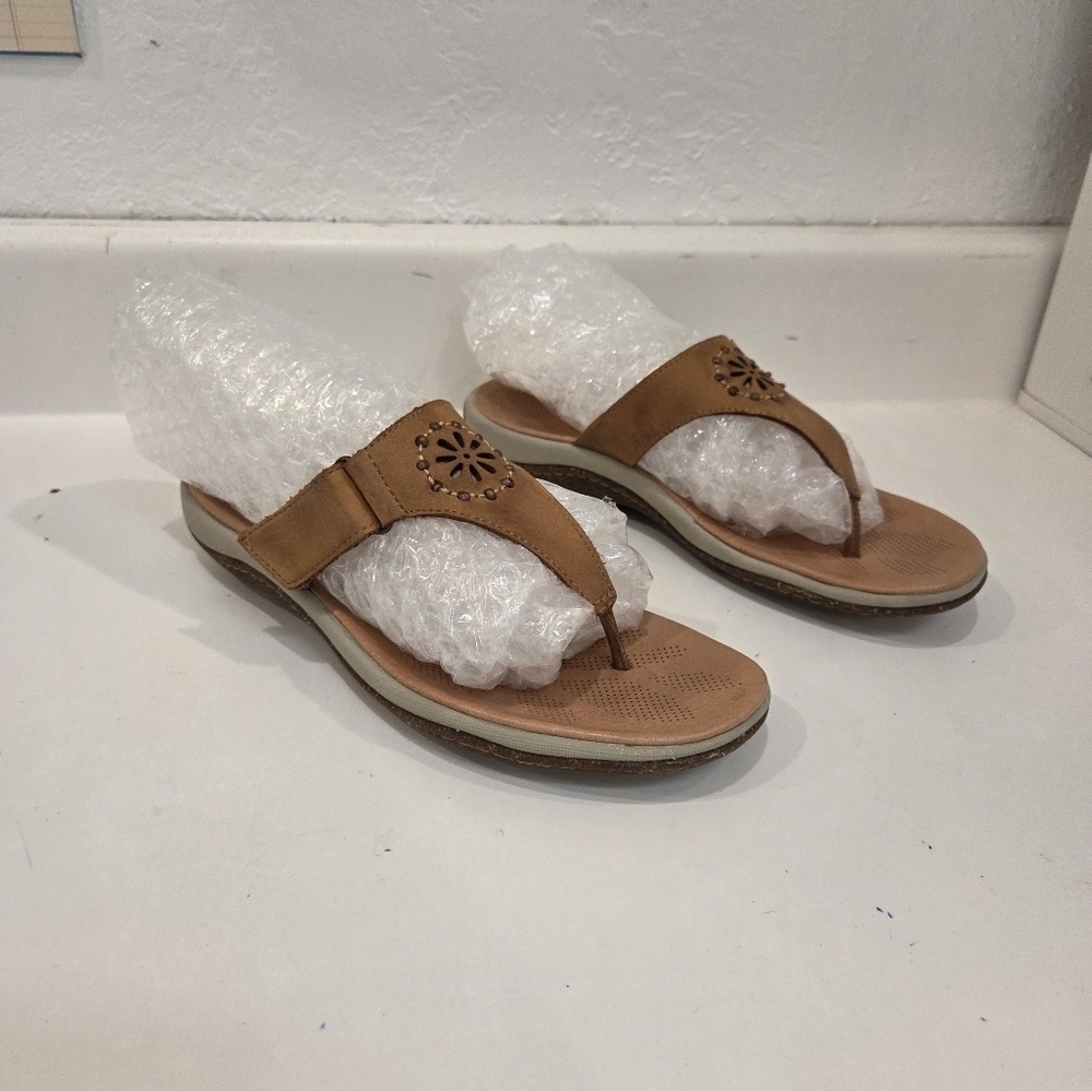 Acorn Women's tan sandals size 7